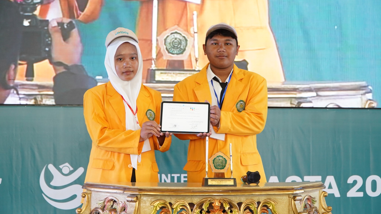 Perjuangan Inspiratif Dua Mahasiswa Baru UMKU Menembus Ribuan Kilometer Demi Cita-Cita