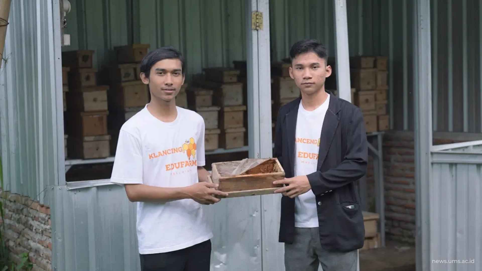 CEO Klanceng Edufarm, Hibatulloh Al-Mubarok (kanan) dan Wildan Iskandar (kiri) tengah memegang kotak berisikan koloni madu klanceng di depan kandang lebah Klanceng Edufarm di lahan milik Pondok Shabran.