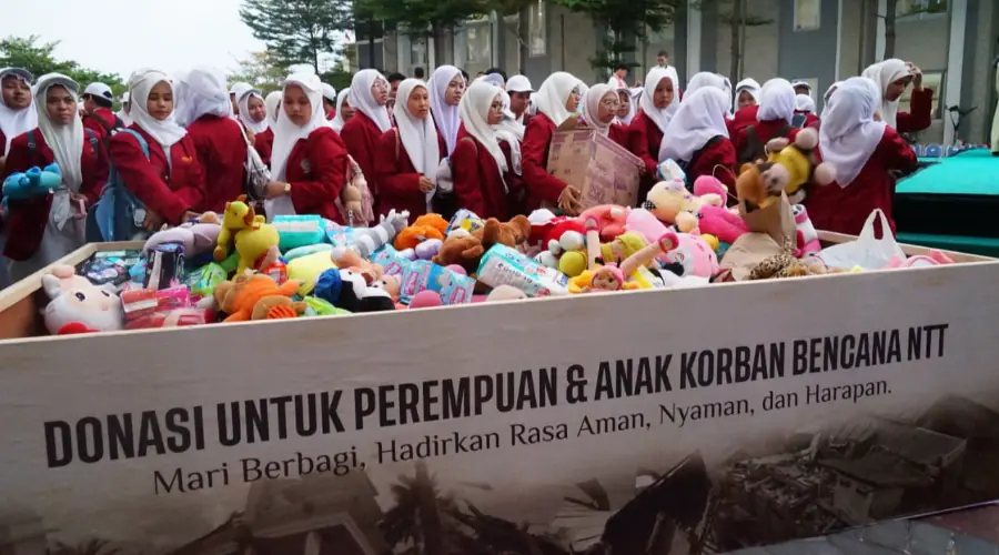 Dukung Perlindungan Perempuan dan Anak, Ribuan Maba Umsura Angkat Boneka, Pembalut dan Popok untuk Korban Bencana NTT