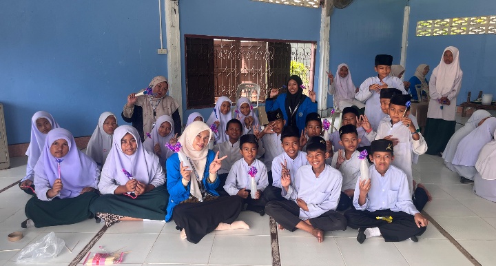 Mahasiswa BKPI Unismuh Latih Kreativitas Siswa Madrasah di Thailand lewat Bunga Pita